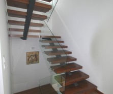 Escada c/ Estrutura Metálica e Proteção de Vidro