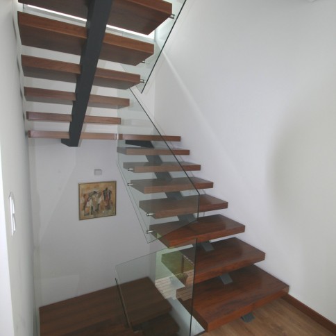 Escada c/ Estrutura Metálica e Proteção de Vidro